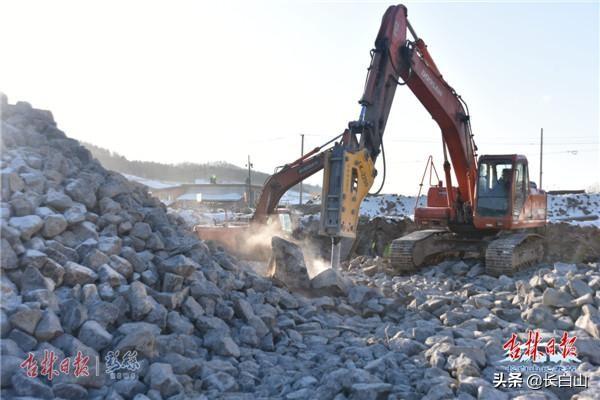 长白山大黄泥河生态修复整治工程施工现场上演“冰火两重天”