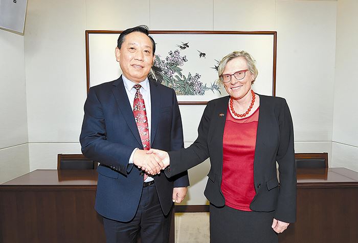 刘东生与朱莉·柯林斯共同出席中新木材及木制品贸易政策对话