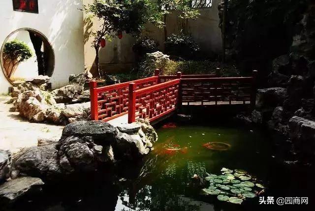  园商网 2019-12-07 19:30:00 获取更多园林绿化资讯，欢迎关注【园商网】公众号    住在拥挤的城市中，人们都会向往拥有一处自己的庭院，可以不用很大，只要温馨舒适就好。  花草树木、山石水池、配搭舒适的休闲桌椅，仿佛天然的具有治愈系因子，人与自然和谐的小景，诠释了对美以及城市生活品位的追求……  接地的私家庭院不止有花有草，还有它们 犹记得“狂风落尽深红色，绿叶成阴子满枝”，  梨树挂果、菊花飘香，  一家人围桌而坐，  心中的庭院是天涯若比邻的桃源。  接地的私家庭院不止有花有草，还有