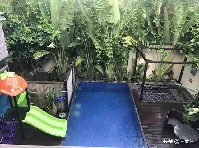  园商网 2019-12-07 19:30:00 获取更多园林绿化资讯，欢迎关注【园商网】公众号    住在拥挤的城市中，人们都会向往拥有一处自己的庭院，可以不用很大，只要温馨舒适就好。  花草树木、山石水池、配搭舒适的休闲桌椅，仿佛天然的具有治愈系因子，人与自然和谐的小景，诠释了对美以及城市生活品位的追求……  接地的私家庭院不止有花有草，还有它们 犹记得“狂风落尽深红色，绿叶成阴子满枝”，  梨树挂果、菊花飘香，  一家人围桌而坐，  心中的庭院是天涯若比邻的桃源。  接地的私家庭院不止有花有草，还有