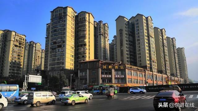 简阳市沱江大桥东桥头“景观绿化”初见雏形（实拍）