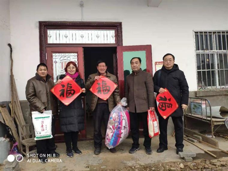 种苗站春节前慰问贫困户