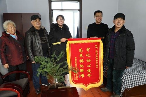 敦化市林业局为社区办实事 居民感恩送锦旗