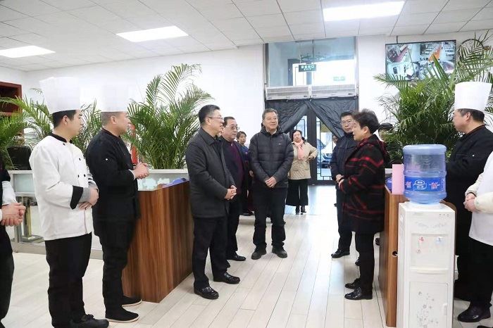 彭有冬副局长春节前走访慰问一线职工