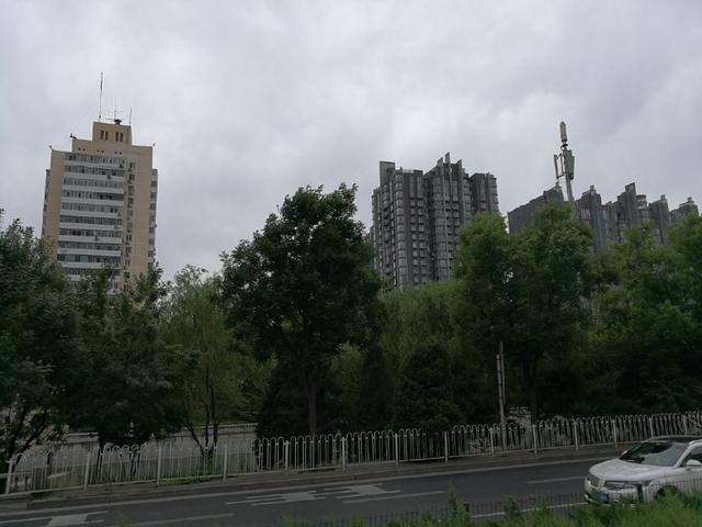 北京老崇文区南护城河一带不同于老北京风格：高楼林立绿化充分