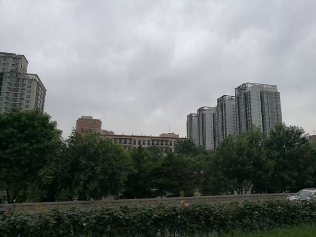 北京老崇文区南护城河一带不同于老北京风格：高楼林立绿化充分
