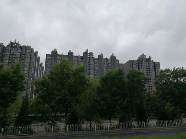 北京老崇文区南护城河一带不同于老北京风格：高楼林立绿化充分