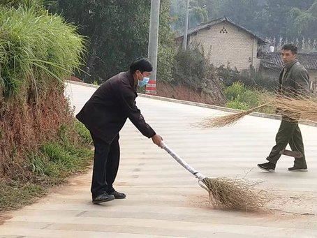 龙陵林业系统：开展冬季大扫除 阻断疫病传染路径