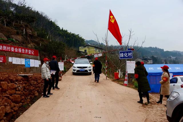 纪实：利州绿化村，小红帽走家串户，风雨无阻保证辖区安全