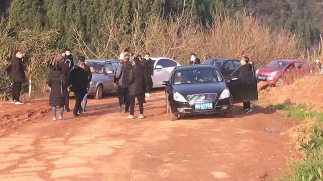 纪实：利州绿化村，小红帽走家串户，风雨无阻保证辖区安全