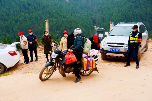 纪实：利州绿化村，小红帽走家串户，风雨无阻保证辖区安全