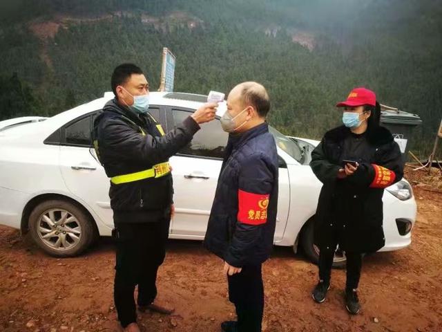 纪实：利州绿化村，小红帽走家串户，风雨无阻保证辖区安全
