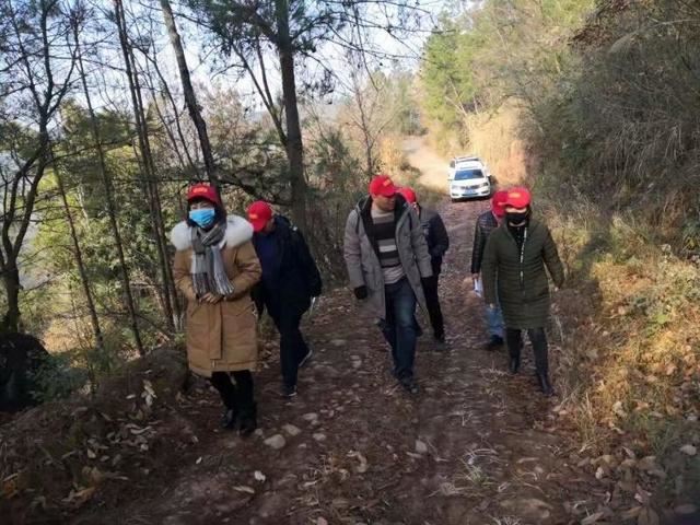 纪实：利州绿化村，小红帽走家串户，风雨无阻保证辖区安全