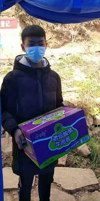 纪实：利州绿化村，小红帽走家串户，风雨无阻保证辖区安全