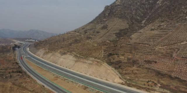 绿化正当时，涉县高速长廊植树忙