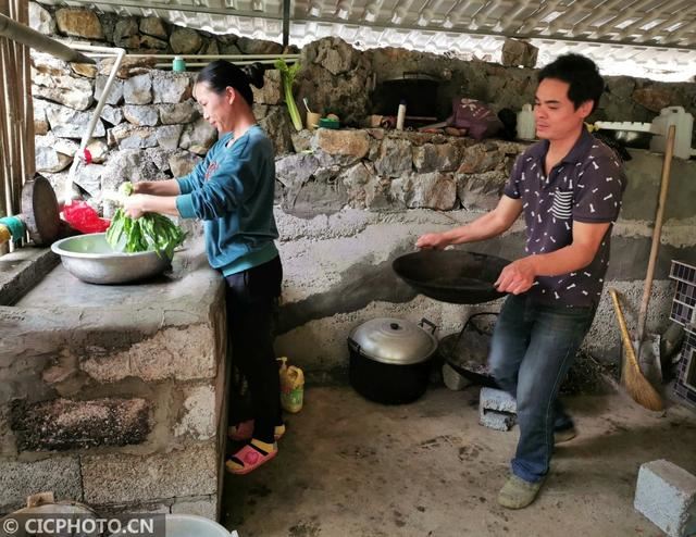 广西来宾：石头缝里种“黄金”脱贫致富领路人