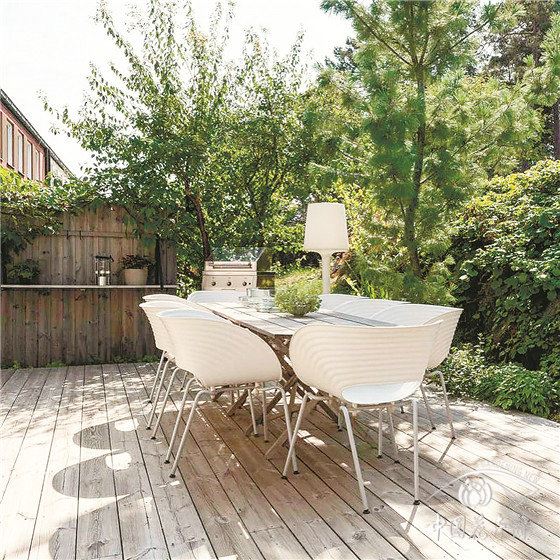 把工作搬进花园里 