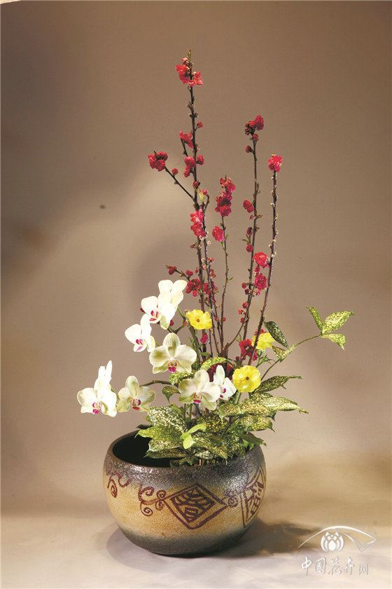 蕴含平安健康之意的中式插花 