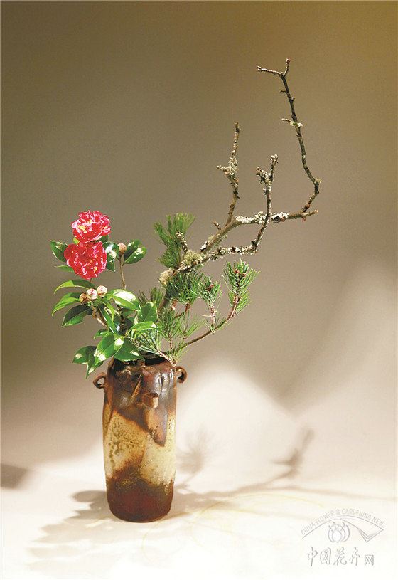 蕴含平安健康之意的中式插花 