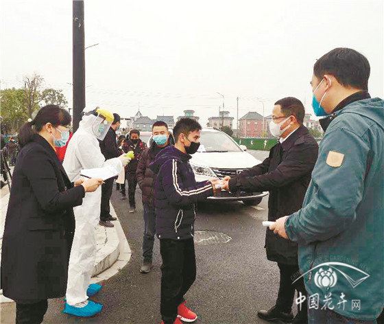 专车接、发红包 萧山花协“请来”近百名外省苗木工 