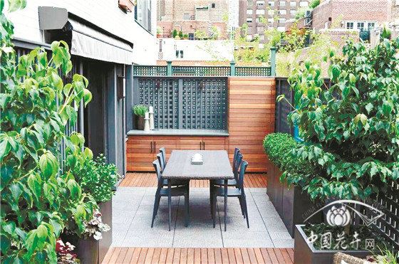 把工作搬进花园里 