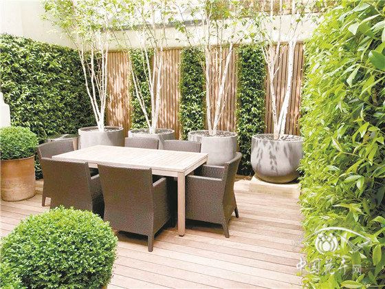 把工作搬进花园里 