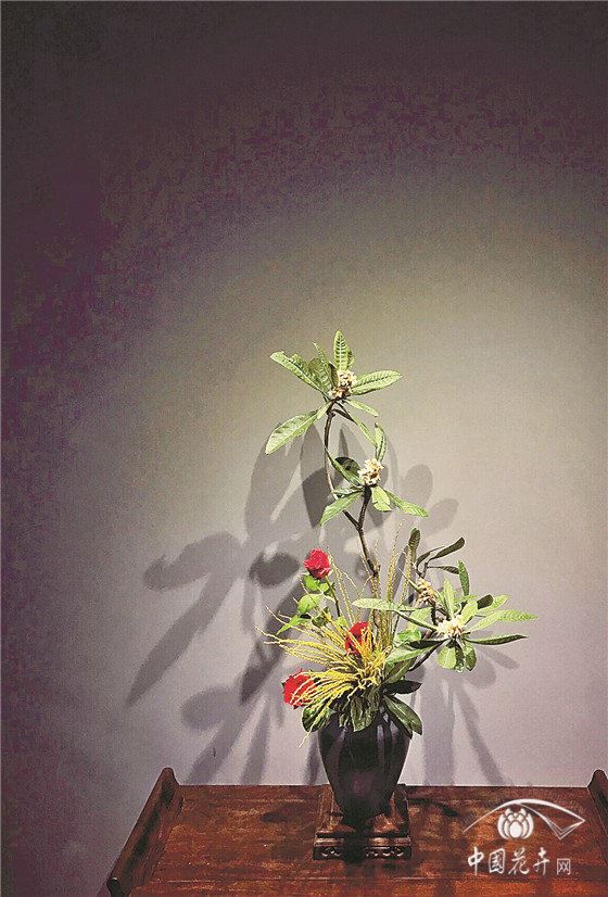 蕴含平安健康之意的中式插花 