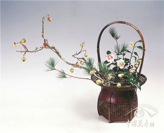 蕴含平安健康之意的中式插花 