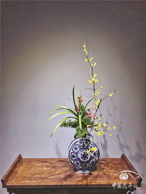 蕴含平安健康之意的中式插花 