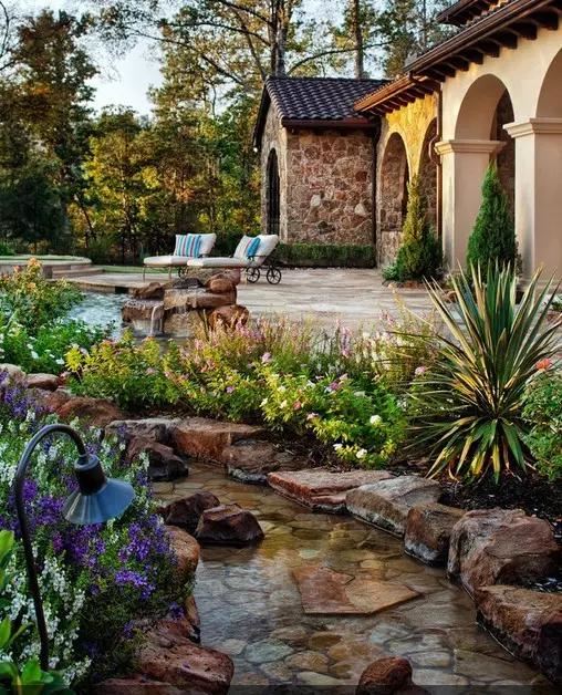 何处春深好？别致花园庭院