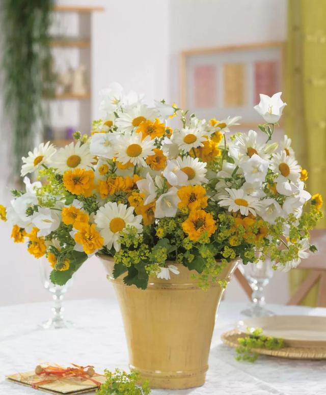 百合花爱凉爽，康乃馨别喷水？最经典的几款鲜花，这样保养才最美