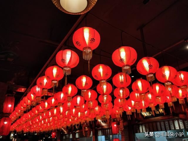 红花很常见，红叶才稀奇，落红不是无情物，化作春泥更护花