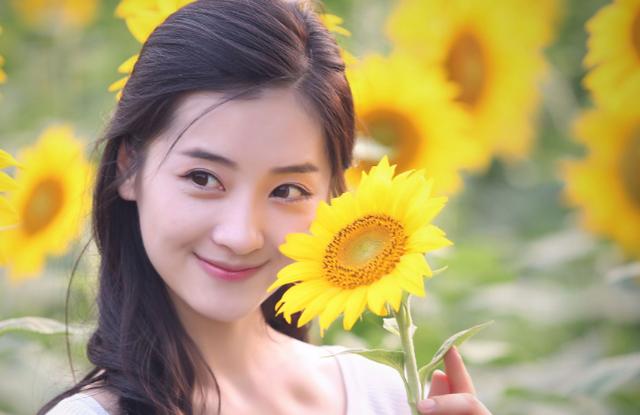 家里有院子的人，可以养2种"爬藤花"， 夏天变成花墙，美不胜收！