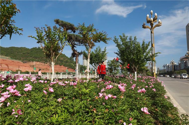 甘肃徽县：把城市当公园来绿化