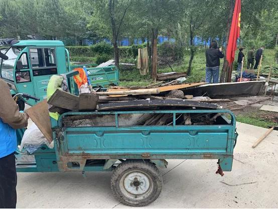 【基层动态】东山街道党工委联合加区四小党支部深入东湖小区开展绿化带围挡清除工作