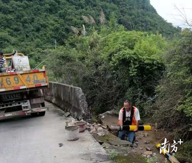 修剪绿化树、清理路障,连州公路养护人员这样保畅通 修剪绿化树、清理路障,连州公路养护人员这样保畅通