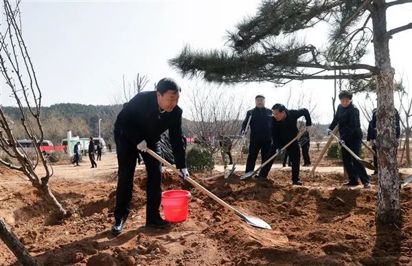 吴俊清参加市区义务植树活动