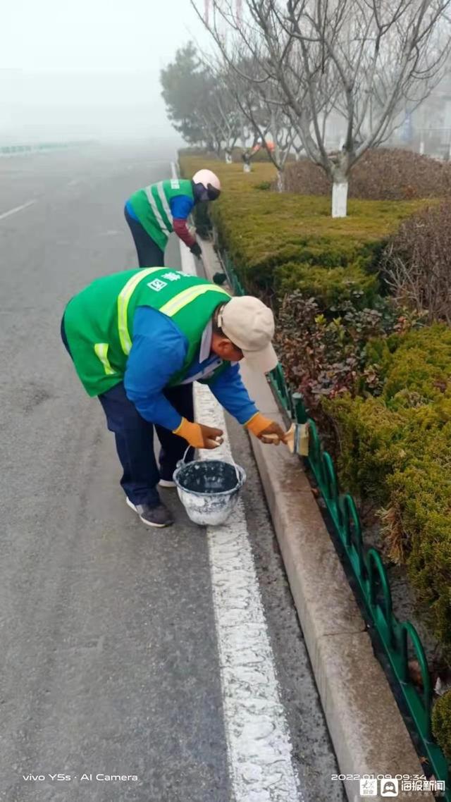 细微处着手提升道路“颜值” 潍坊坊子：开展绿化带小护栏清洗更换行动