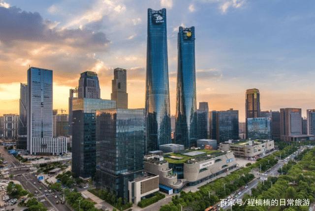 南宁一座富裕的城市，有高速铁路，古建筑众多