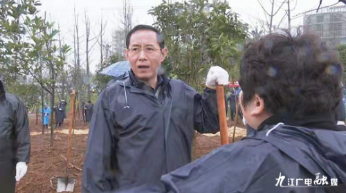 植树造林，绿化九江！ 今天，九江市委书记林彬杨、市长谢来发冒雨参加春季义务植树活动