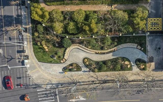  普陀区绿化市容局通过“边角料”微更新打造兰溪园转角小花园