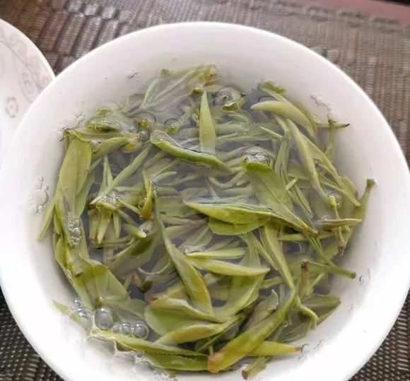茶叶水、淘米水，多做1步浇花，肥效超高，养花特好