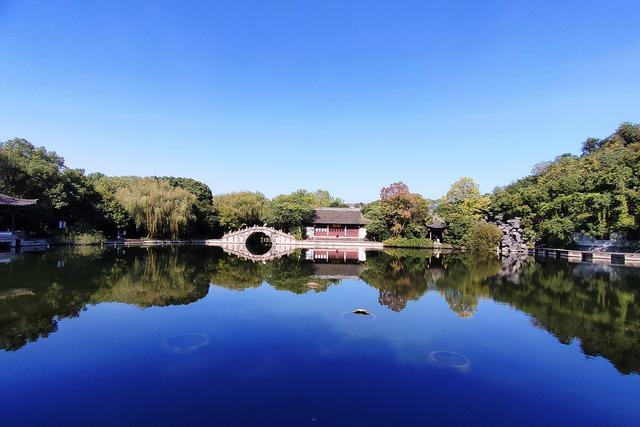 浙江最古老的园林公园，历史和风光均不逊色沈园，免费却游人稀少