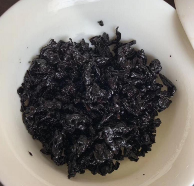 喝过的茶叶不要扔，放到花盆里，花越开越欢实