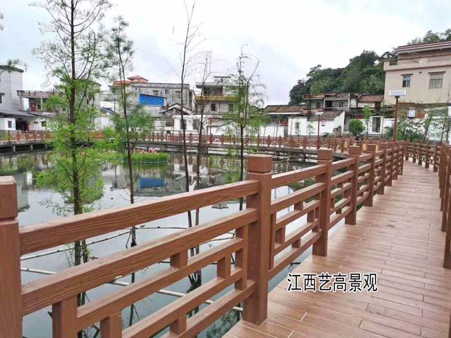 江西公园道路仿木护栏,绿化草坪、水泥仿木栏杆,阳光正好 江西公园道路仿木护栏,绿化草坪、水泥仿木栏杆,阳光正好