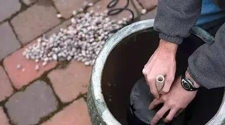 庭院里的绚丽的水景可以自己做，利用周末的时间，500块就够了