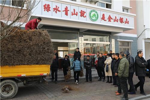 市林业局送果树绿化美化乡村