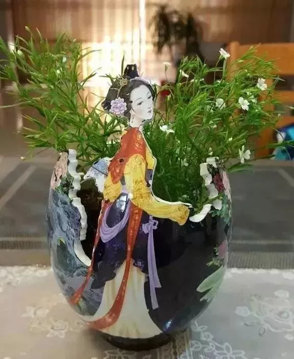 退休老人用空酒瓶做盆景，盆盆是精品，惊艳众人！