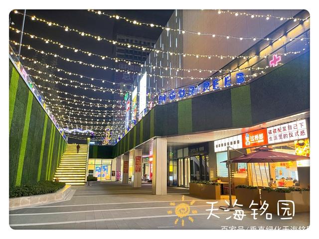 下沉式植物墙，商业街广场墙面绿植景观