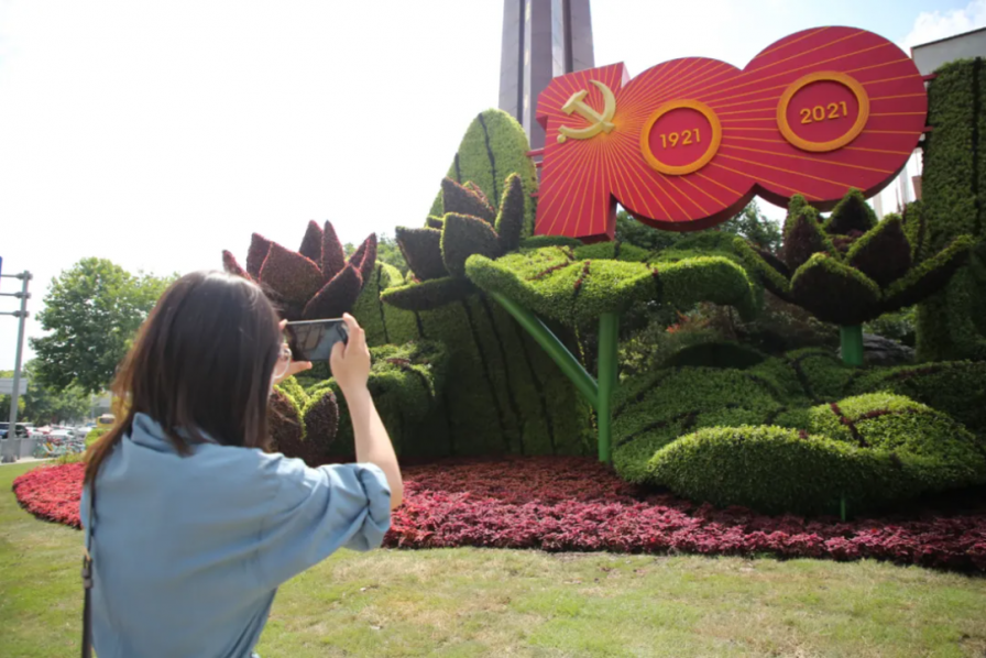 “七一”将至，上海绿化灯光景观纷纷换上“庆生装”